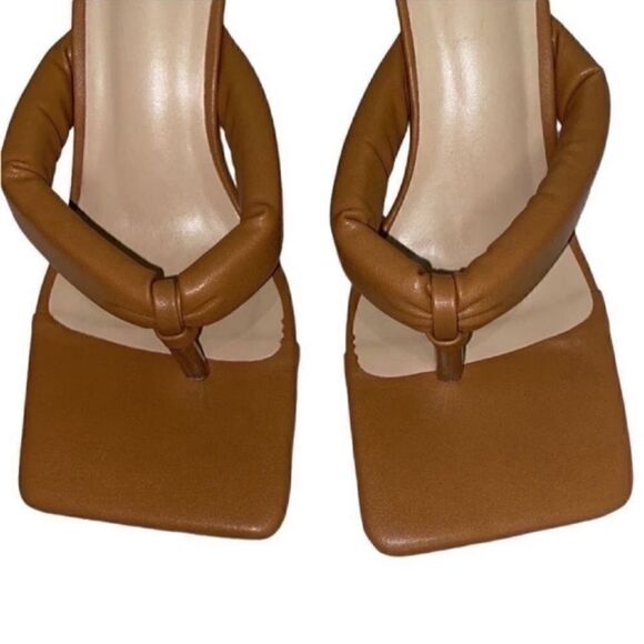 PrettyLittleThing Padded Brown Square Mouth Thong
Sandals(Size 5) - Picture 6 of 10